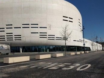Les bancs urbains en béton Sócrates installés à l’Arena de Bordeaux