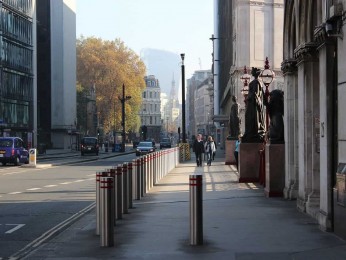 L’accessibilité face au mobilier urbain : potelets, éclairages et poubelles