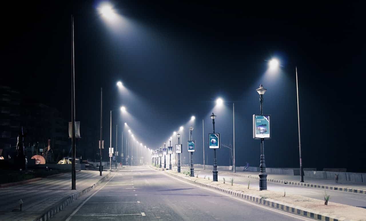 Mobilier urbain suspendu de type lampadaire, de nuit le long d’une rue en ville