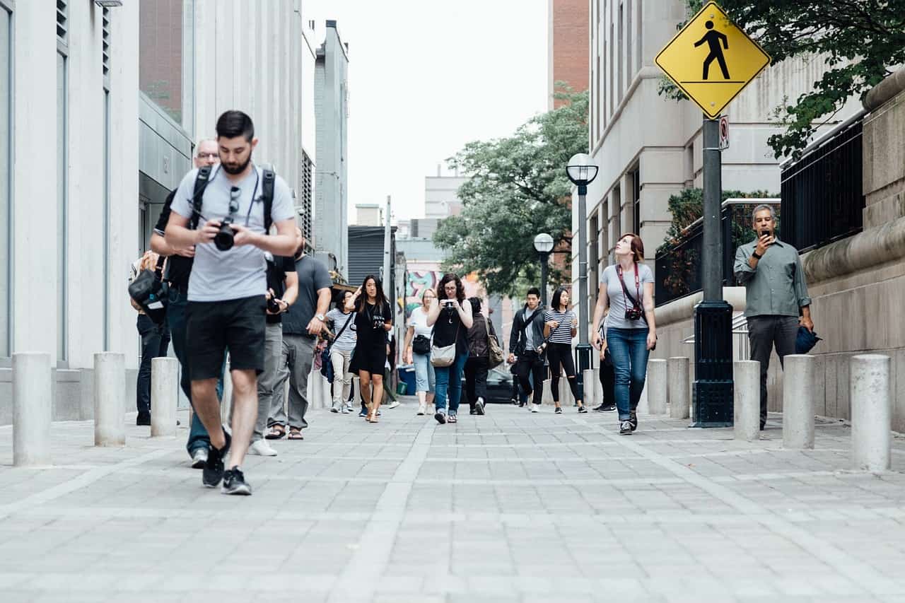 Rue piétonne en ville, délimitée par du mobilier urbain de type potelets